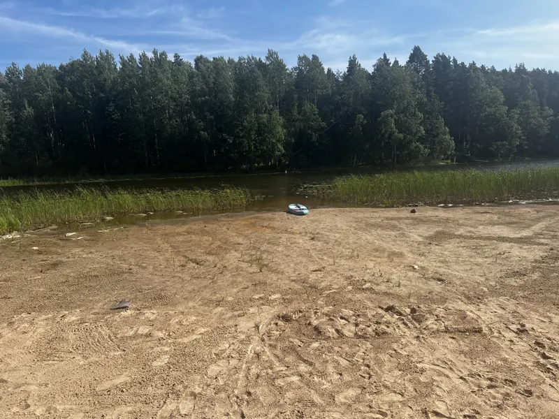 Песчаный пляж у воды